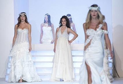 حبيبة ماريو بالوتيلي تعرض فستان زفاف أثناء حملها. هل يتزوجها؟